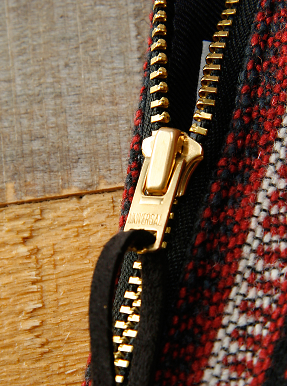 .04 UNIVERSAL ZIPPER